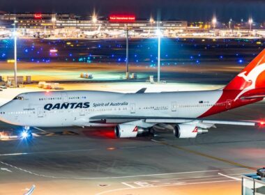 qantas_airways_boeing_747_400er_at_airport_night.jpg