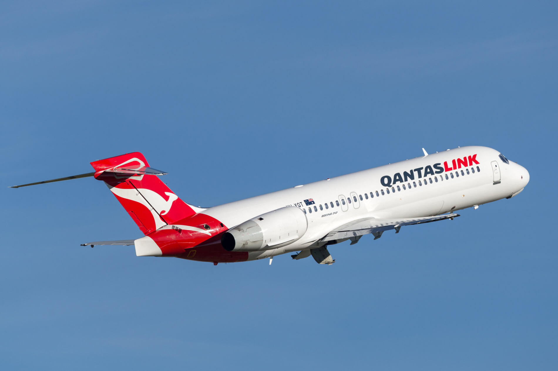 Qantas pilot sues airline over trauma from engine incident - AeroTime