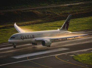 qatar_airways__boeing_787_dreamliner_landing.jpg