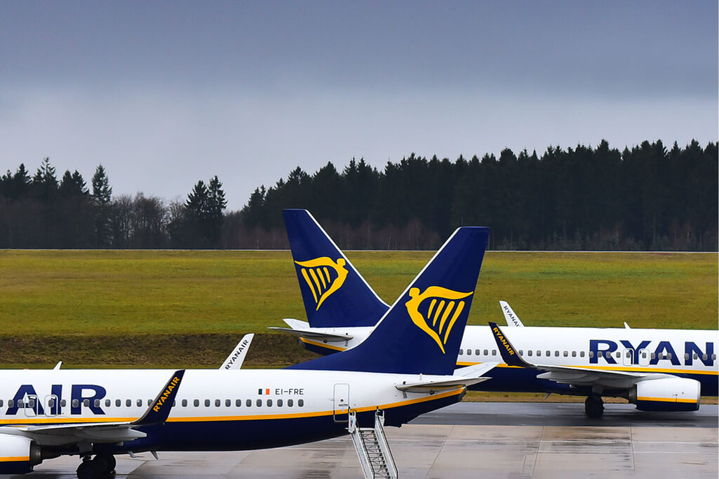 ryanair_aircraft_at_frankfurt_hahn.jpg