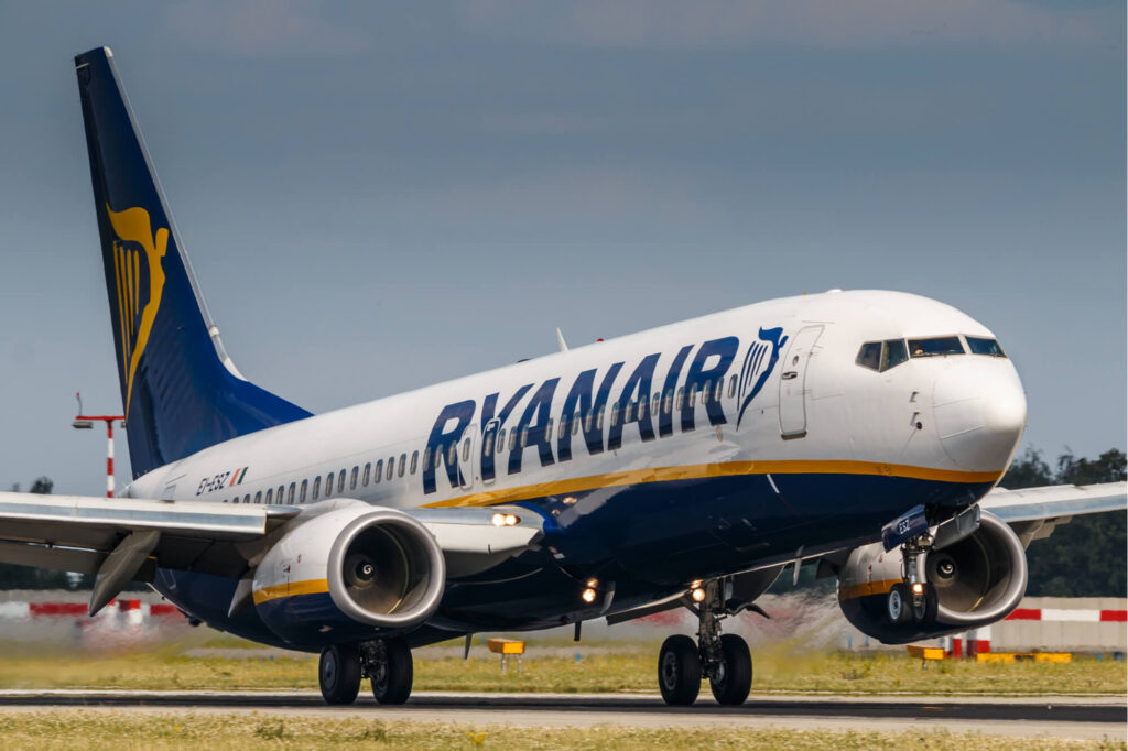 ryanair_b737-800_taking_off.jpg