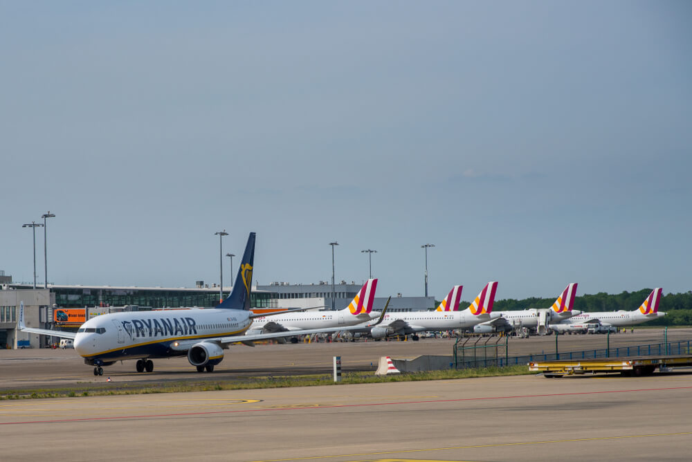 ryanair_boeing_737_and_germanwings_airbus_a320_at_cologne_airport-1.jpg