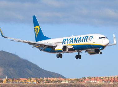 ryanair_boeing_737_landing_at_tenerife_airport_tfs.jpg