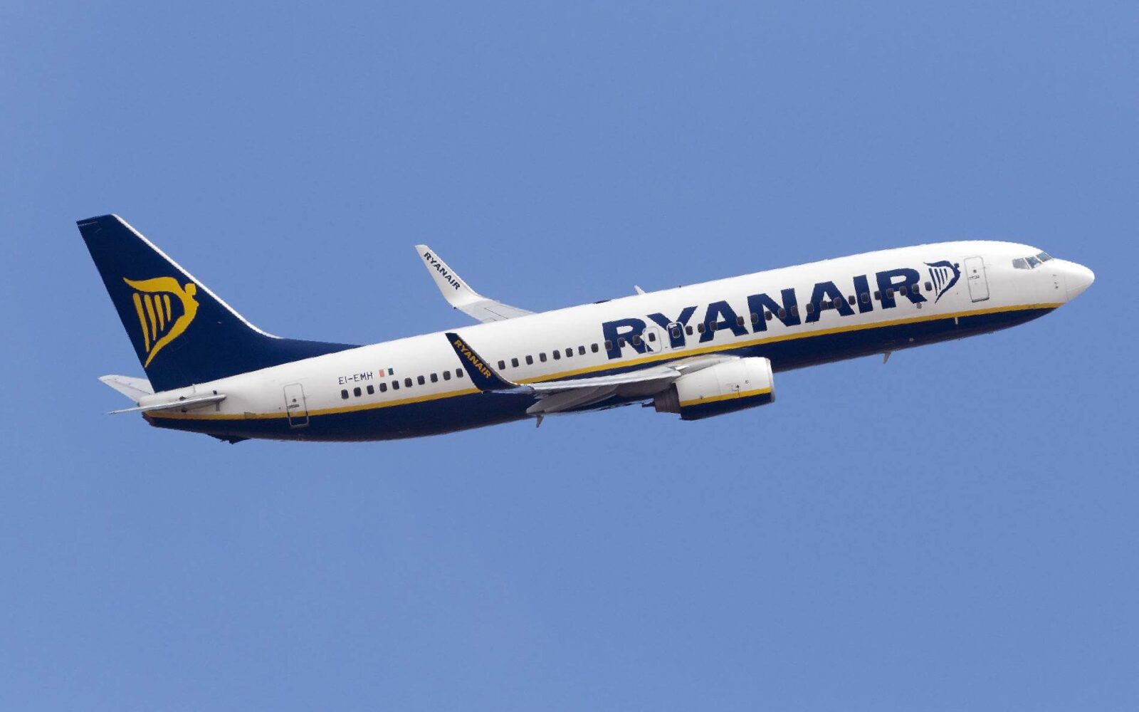 Ryanair flight briefly enters Belarusian airspace to avoid a