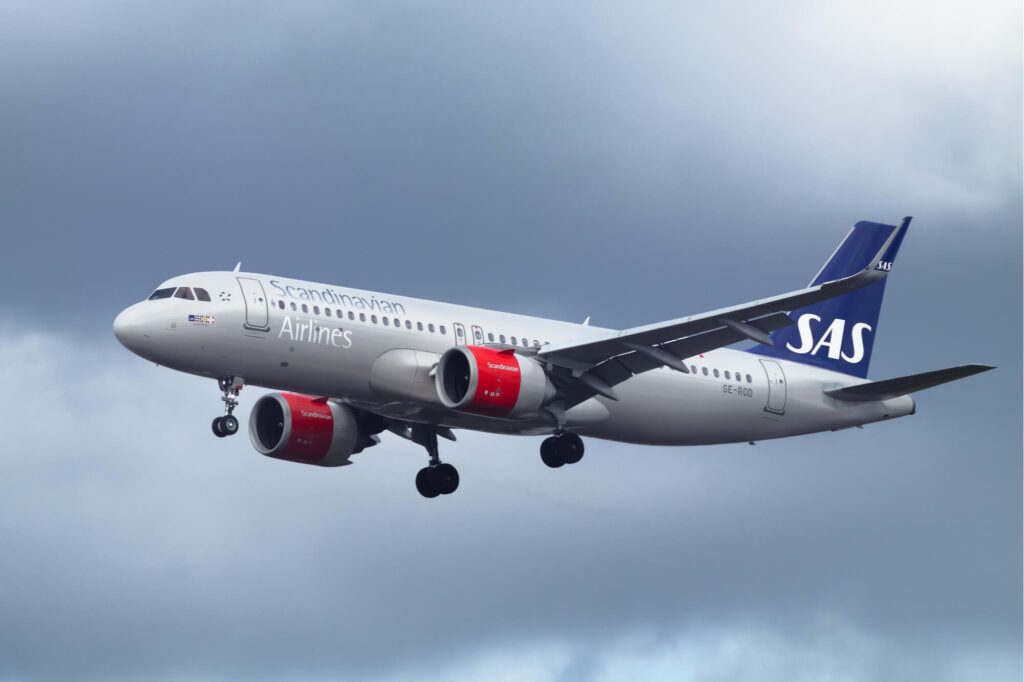 sas_airbus_a320_on_approach_at_london_heathrow-1.jpg