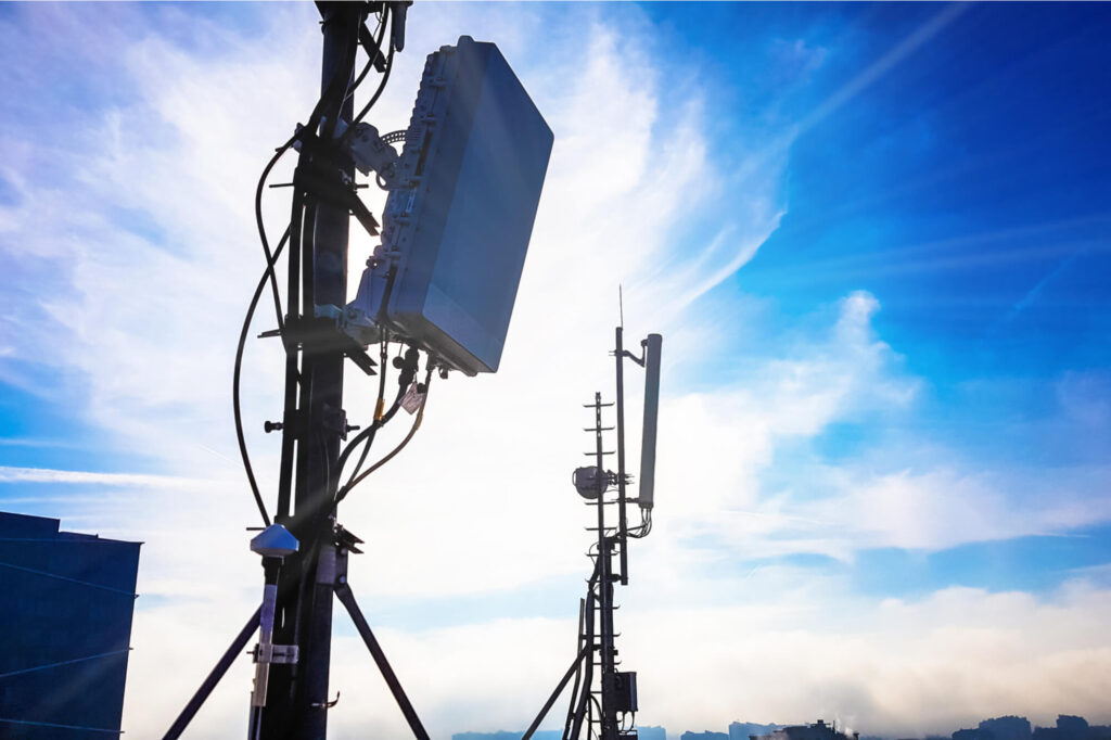 silhouette_of_a_5g_base_station_on_a_telecommunication_mast.jpg