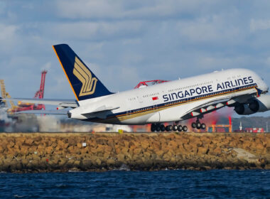 singapore_airlines_a380_taking_off_from_sydney_airport.jpg