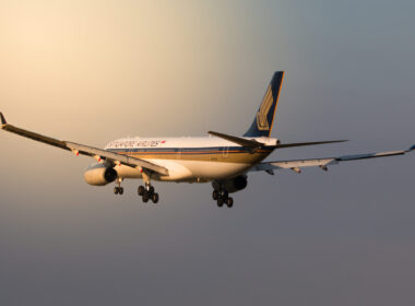 singapore_airlines_airbus_a330_landing_in_bangkok.jpg