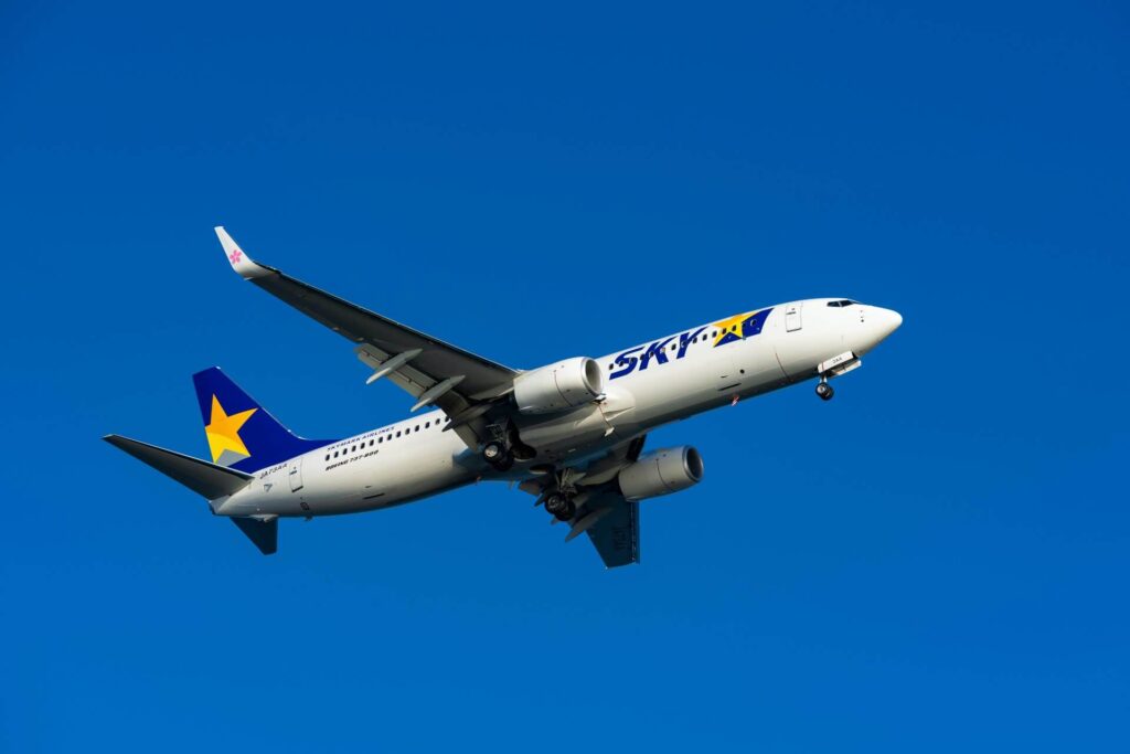 skymark_air_boeing_737-800_landing_to_the_haneda_international_airport_in_tokyo_japan..jpg