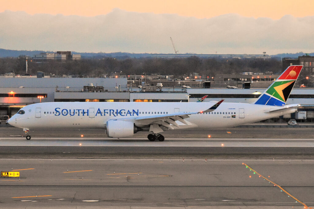 south_african_airways_airbus_a350-941_zs-sdf_arriving_at_jfk_airport-2.jpg