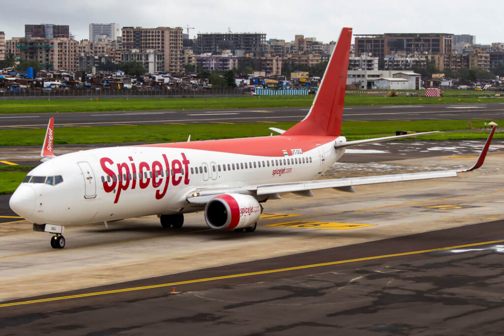 spicejet_b737_taxiing_at_mumbai_airport.jpg