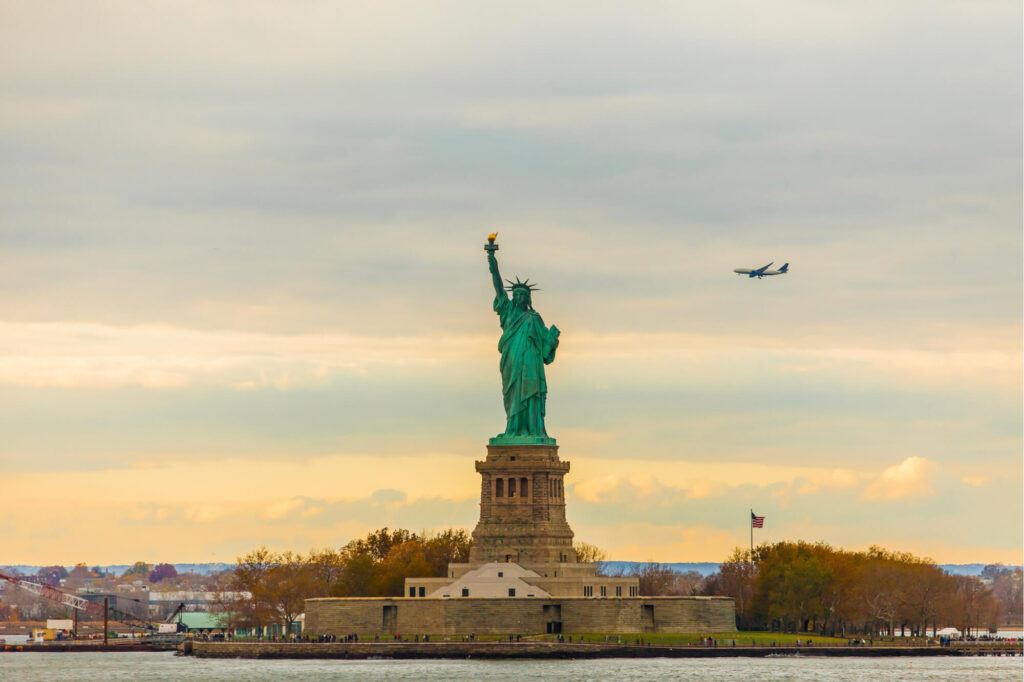 statue_of_liberty_seen_with_a_plane_in_the_background.jpg