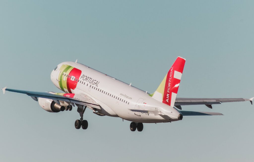 tap_air_portugal_airbus_a320_departing_porto_airport_opo.jpg