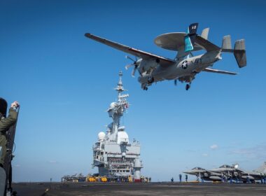 the_e-2d_advanced_hawkeye_landing_on_the_charles_de_gaulle.jpg