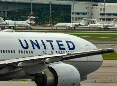 united_airlines_boeing_777-2.jpg