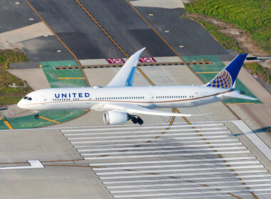 united_airlines_boeing_787_landing_at_los_angeles_international_airprot_lax.jpg