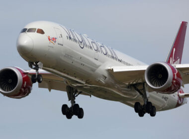 virgin_atlantic_boeing_787_dreamliner_landing_at_london_heathrow_airport_lhr.jpg