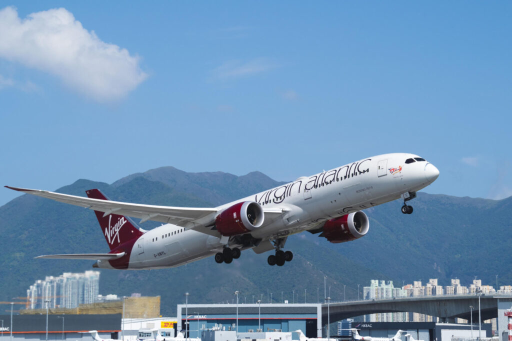 virgin_atlantic_dreamliner_takes_off_at_hkg.jpg