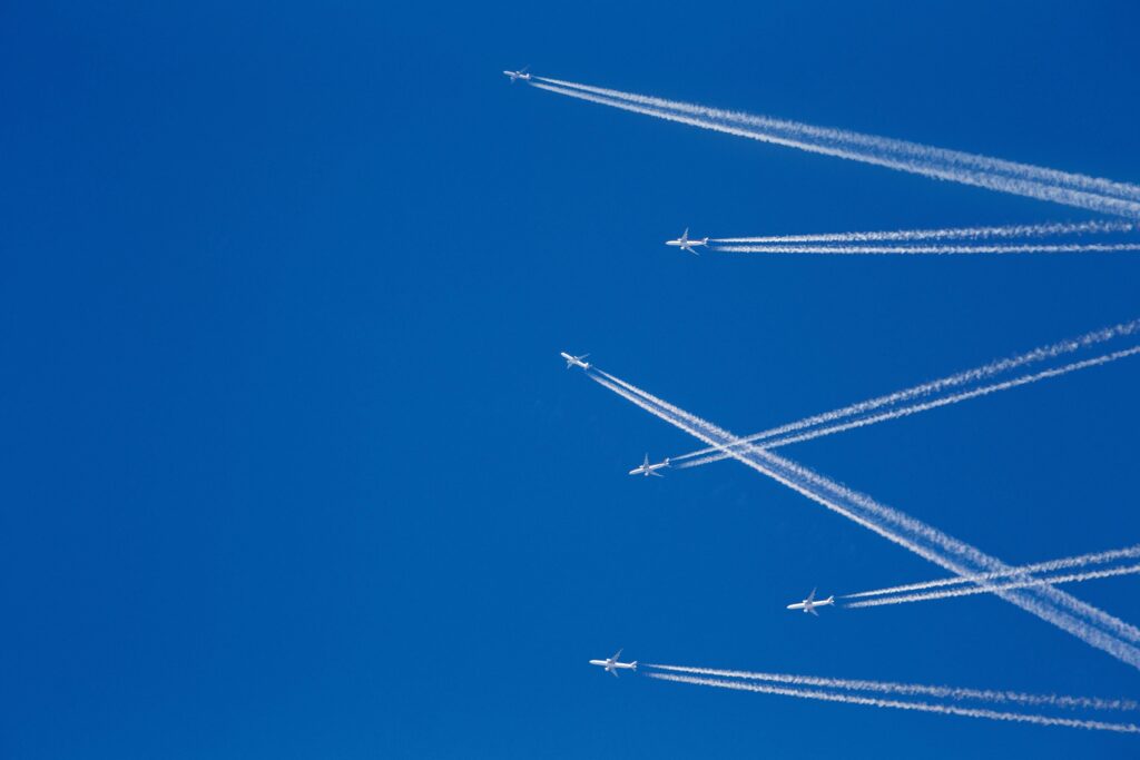 white_airliners_against_a_blue_sky.jpg